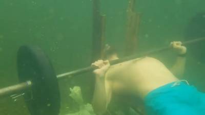 В Томске побит рекорд Гиннесса по жиму штанги под водой