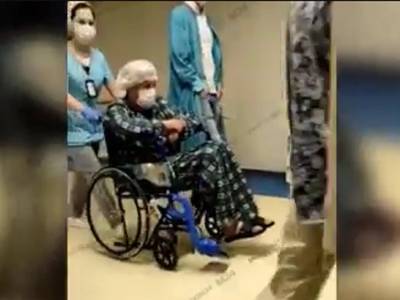 Появилось видео с Ефремовым из больницы. Его везут в инвалидной коляске