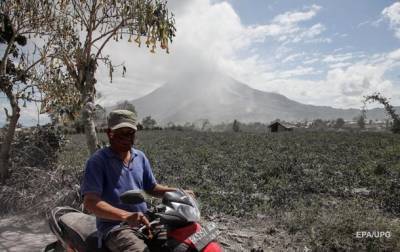 В Индонезии пеплом вулкана засыпало 16 деревень
