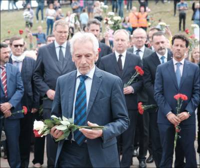 Иностранные послы возложили цветы к месту гибели участника протестов в Минске