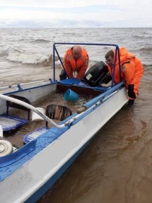 Спасатели АСУНЦ «Вытегра» вовремя успели к терпящей бедствие лодке на Онежском озере