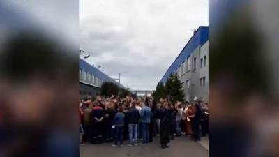 Забастовка работников завода БелАЗ в Белоруссии — видео
