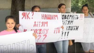 В Ужгороде ромские матери-одиночки протестовали против отмены соцвыплат (видео)