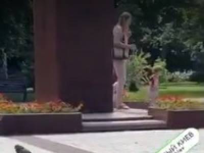 В одном из столичных парков женщина «выгуливала» ребенка на поводке