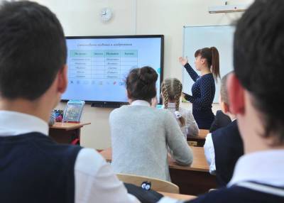 Учителям в Москве предложат привиться от COVID-19