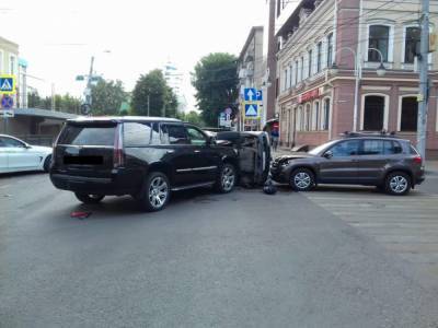 Ребёнок и девушка пострадали в ДТП с двумя авто и микроавтобусом в Воронеже
