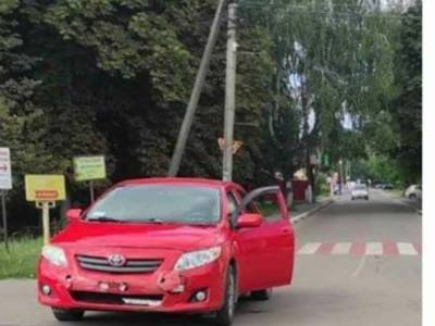 Под Киевом на перекрестке столкнулись ВАЗ и Toyota