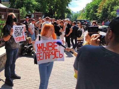 В Минске протестующие стоят в «цепях солидарности», пока спецназовцы перекрывают подходы к администрации Лукашенко (фото, видео)
