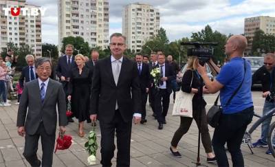 Европейские дипломаты возложили цветы к месту гибели участника протестов в Минске