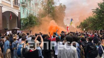 В Киеве снова проводят акцию в поддержку белорусов под посольством страны