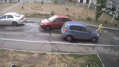 В Омске девочка попала под колеса автомобиля. Видео