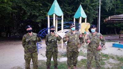 Канадские военные отремонтировали детскую площадку на Львовщине