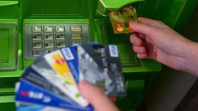Россияне смогут пополнять банковские карты в кассах магазинов