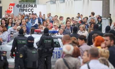 В Киеве неизвестный бросил в здание посольства Белоруссии фейерверк