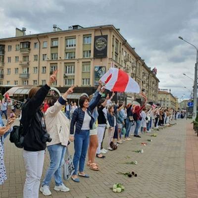 В Минске люди выстроились в пятикилометровую «цепь солидарности»