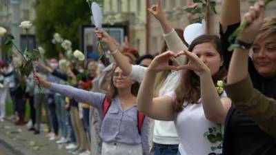 Минск: солидарность с цветами в руках