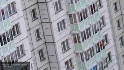 Повисшего на окне москвича спасли прибывшие медики