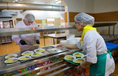В школьных столовых Москвы обновили меню горячих блюд