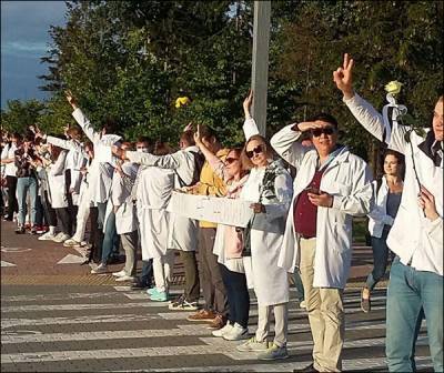«Мы за перемены, за правду». Более 700 медиков вышли на акцию протеста в Минске