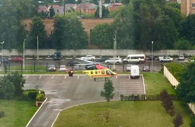 Видео: вертолёт санавиации сел у больницы в Рязани