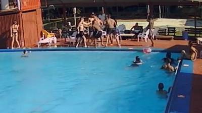 Видео: побоище в бассейне на юге Израиля началось из-за игры в воде