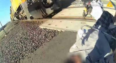 В США полицейская выхватила мужчину из-под колес поезда и спасла (видео)