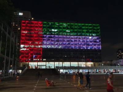 Мэрию Тель-Авива подсветили цветами флагов Израиля и ОАЭ в честь установления межгосударственных отношений