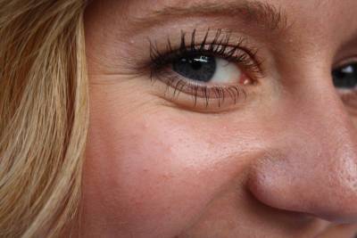 Стресс, компьютеры, плохая косметика: Врачи назвали причины преждевременного старения кожи вокруг глаз