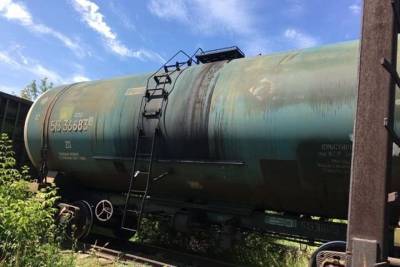 Жители Кузбасса выкачали семь тонн топлива из грузовой цистерны, повредив железнодорожный светофор