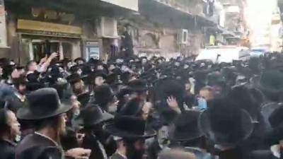 Видео: похороны адмора в Иерусалиме переросли в стычку с полицией