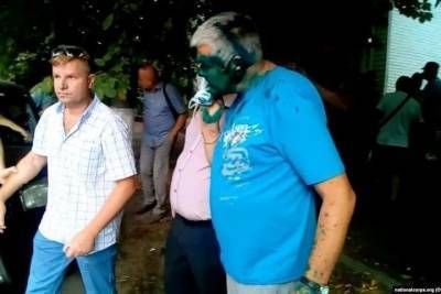 В Конотопе напали на бывшего единороса из Крыма: облили зеленкой