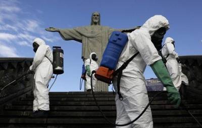 Апокалиптическое зрелище: как статую Христа-Спасителя в Рио дизенфицируют перед открытием (ФОТО)
