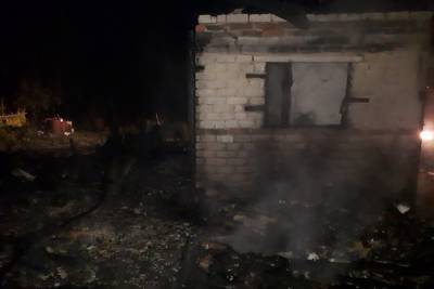 Три человека погибли на пожаре в дачном домике под Саратовом