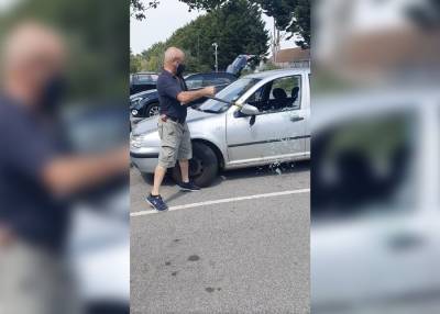 В Великобритании мужчина разбил окно автомобиля ради спасения собаки от жары