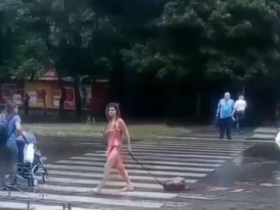 В Запорожье полуголая девушка приставала к мужчинам на улице