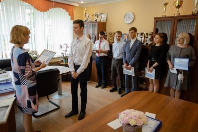 17 южно-сахалинских выпускников получили стипендии мэра
