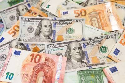 К открытию межбанка доллар и евро подешевели