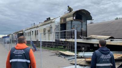 С железнодорожных путей на Непокоренных выселили незаконные вагоны-холодильники