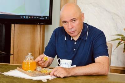 Игорь Артамонов начал день с липецкого меда и совещания
