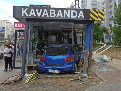 Водитель Mazda протаранил кофейню на столичных Позняках