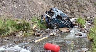 Два человека погибли при падении машины в обрыв в Дагестане