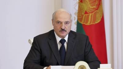 Лукашенко: "Я пока живой и не за границей"