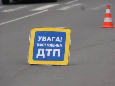 В Киеве не поделили дорогу легковушка, фура и троллейбус