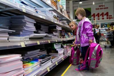 Родители ярославских школьников готовятся к расходам на сборы детей в школу