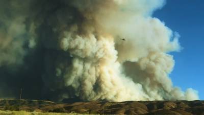 Крупный природный пожар бушует в Калифорнии.