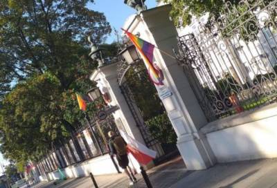 На здание министерства юстиции Польши водрузили флаги ЛГБТ