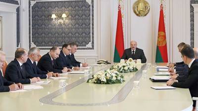 «Я пока живой и не за границей»: Лукашенко опроверг информацию о своём отъезде из Белоруссии
