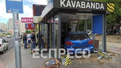 В Киеве в результате ДТП автомобиль въехал в кафе с людьми