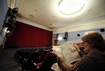 Кинотеатры, театры и бассейны возобновляют работу в Псковской области
