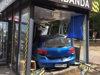 В Киеве Mazda влетела в кафе на остановке